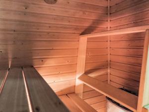 eine Holzsauna mit einer Bank darin in der Unterkunft Holiday Home Riekonraito a1 by Interhome in Saariselkä