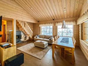 ein Wohnzimmer mit einem Tisch und einem Sofa in der Unterkunft Holiday Home Alte ruka ansa by Interhome in Ruka