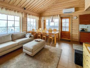 ein großes Wohnzimmer mit Couch und Tisch in der Unterkunft Holiday Home Alte ruka ansa by Interhome in Ruka