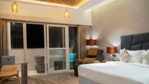 Un pat sau paturi într-o cameră la Hotel Clarks Inn Suites Kangra