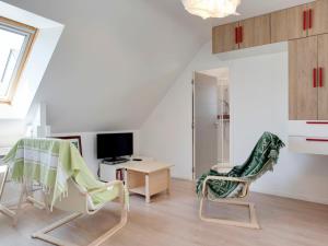 ein Wohnzimmer mit 2 Stühlen und einem Schreibtisch in der Unterkunft Holiday Home Pont Neuf by Interhome in Plouharnel