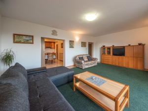 ein Wohnzimmer mit einem Sofa und einem Couchtisch in der Unterkunft Apartment Nives-2 by Interhome in Ičići