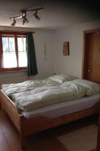 Un pat sau paturi într-o cameră la Apartment Chalet Zimmermann by Interhome