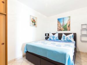um quarto com uma cama com lençóis azuis e brancos em Apartment Brzic - CKV107 by Interhome em Crikvenica