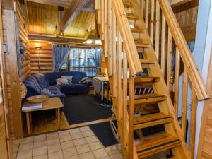 eine Treppe, die zu einem Wohnzimmer in einem Blockhaus führt in der Unterkunft Holiday Home Honkakoli 3 by Interhome in Hattusaari