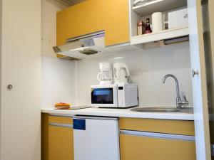 una cocina con microondas y fregadero en Studio Le Parc de la Chaumière-5 by Interhome, en Trouville-sur-Mer 13 fotos más