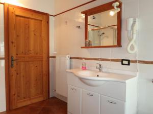 Kúpeľňa v ubytovaní Apartment Maso Marini - Appartamento Volpe by Interhome