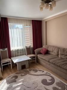 - un salon avec un canapé et une table dans l'établissement Квартира студия, à Izmaïl