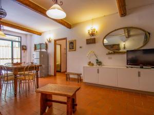 Il MolinaccioにあるApartment La Fornace-3 by Interhomeのキッチン、ダイニングルーム(テーブル、鏡付)