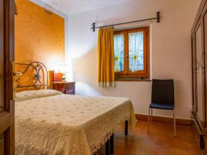 Il MolinaccioにあるApartment La Fornace-3 by Interhomeのベッドルーム1室(ベッド1台、窓、椅子付)