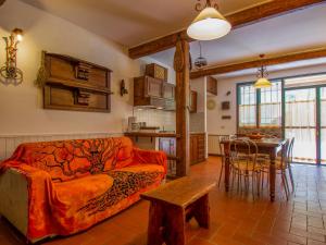 Il MolinaccioにあるApartment La Fornace-3 by Interhomeのソファとテーブルのあるリビングルーム