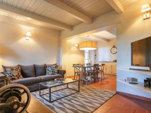 Televízia a/alebo spoločenská miestnosť v ubytovaní Holiday Home Piero by Interhome