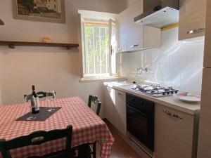Kuchyň nebo kuchyňský kout v ubytování Holiday Home Il Leccio by Interhome