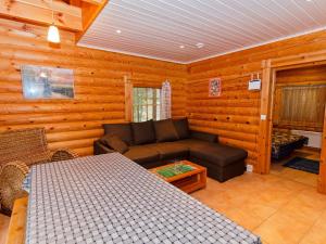 - un salon avec un lit et un canapé dans une cabine dans l'établissement Holiday Home Petra by Interhome, à Kolinkylä