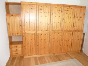 um quarto com armários de madeira num quarto em Apartment Sunnmatt Süd 412 by Interhome em Engelberg