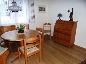 jadalnia z drewnianym stołem i krzesłami w obiekcie Apartment Sunnmatt Süd 412 by Interhome w mieście Engelberg