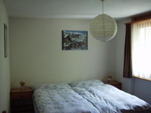 レンクにあるApartment Teleboy by Interhomeの壁に絵が描かれたベッドルームのベッド1台
