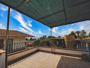 una vista dal balcone di una casa di Holiday Home La Grande Musa by Interhome a Fontane Bianche