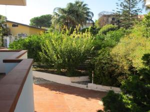 einen Garten mit Büschen und Bäumen auf dem Balkon in der Unterkunft Holiday Home La Grande Musa by Interhome in Fontane Bianche