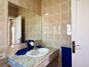 La salle de bains est pourvue d'un lavabo avec un animal rembourré. dans l'établissement Relax Tiñosa Apartment, à Puerto del Carmen 41 autres photos