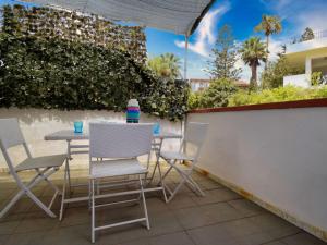 einen Tisch und Stühle auf einer Terrasse in der Unterkunft Holiday Home La Grande Musa by Interhome in Fontane Bianche