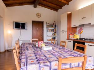 Kuchyňa alebo kuchynka v ubytovaní Apartment Casale Ai Noccioli-2 by Interhome