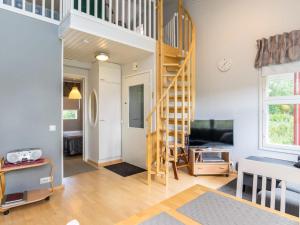 LahdenperäにあるHoliday Home Prokatti by Interhomeの螺旋階段付きの部屋、リビングルーム