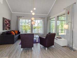 een woonkamer met een bank en een tafel en stoelen bij Holiday Home Villa leinola 1 by Interhome in Puhos