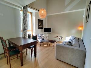 un soggiorno con divano e tavolo di Apartment Trilocale by Interhome a Olgiasca