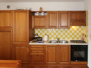 Kuchyňa alebo kuchynka v ubytovaní Apartment Maso Marini - Appartamento Capriolo by Interhome
