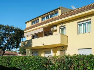 un condominio con balcone e albero di Apartment Riviera 7 by Interhome a Marina di Cecina