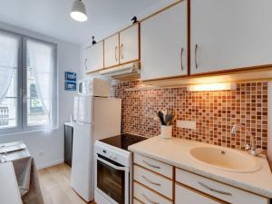 Cuisine ou kitchenette dans l'établissement Apartment Carnot by Interhome