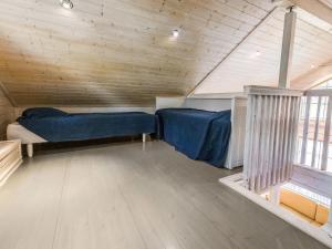 una camera con due letti in una casa di legno di Holiday Home Anttoora 6 by Interhome a Pori
