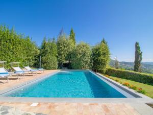 una piscina en un patio con sillas y árboles en Villa Nicoletta by Interhome, en San Lorenzo Nuovo