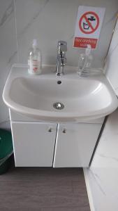 A bathroom at Shepherd's Lodge - Shepherd's Hut with Devon Views for up to Two People and One Dog