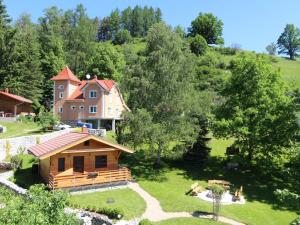 - une vue aérienne sur une maison et une cour dans l'établissement Chalet Bečov nad Teplou 2 by Interhome, à Bečov nad Teplou