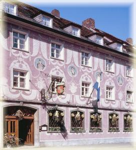 un edificio rosa con una mujer pintada en él en Zur Stadt Mainz - by homekeepers, en Würzburg