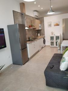 uma cozinha com um frigorífico de aço inoxidável e uma mesa em Casa Guanche em Puerto del Rosario