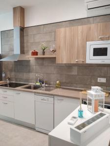 eine Küche mit Spüle und Mikrowelle in der Unterkunft Casa Guanche in Puerto del Rosario