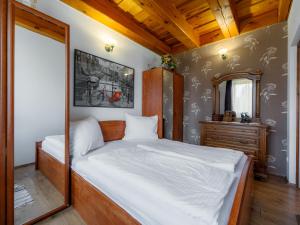 1 dormitorio con 1 cama grande y espejo en Apartment Kaldi by Interhome, en Fonyód