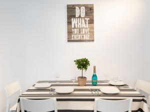 une salle à manger avec une table, des chaises et un tableau dans l'établissement Apartment Amelie by Interhome, à Nerja