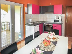 Kuchyňa alebo kuchynka v ubytovaní Holiday Home Šimunica by Interhome