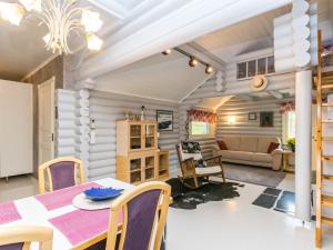 een eetkamer en woonkamer met een tafel en stoelen bij Holiday Home Villa leinola 2 by Interhome in Puhos