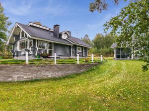 een huis met een grasveld ervoor bij Holiday Home Villa leinola 2 by Interhome in Puhos