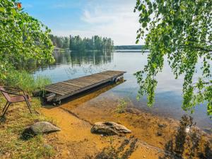 eine Bank am Ufer eines Sees in der Unterkunft Holiday Home Hauki by Interhome in Hiukkajoki
