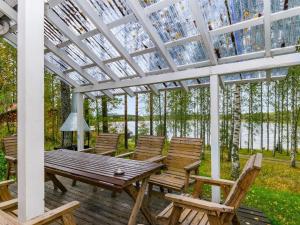 een pergola met stoelen en een tafel op een terras bij Holiday Home Siika by Interhome in Hiukkajoki