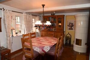 a dining room with a table and chairs in a room at Ferien unterm Reetdach Whg 01 in Oevenum