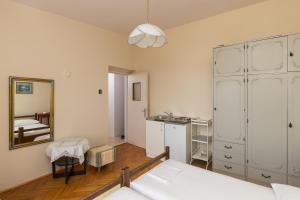 1 dormitorio con cama y espejo en Studio Maha, en Dubrovnik