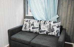 una almohada sentada en un sofá frente a una ventana en Шепіт Карпат en Pilipets