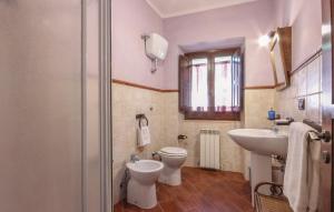 Marano MarchesatoにあるPalazzo Conforti Tree House Resortのバスルーム(トイレ、洗面台付)